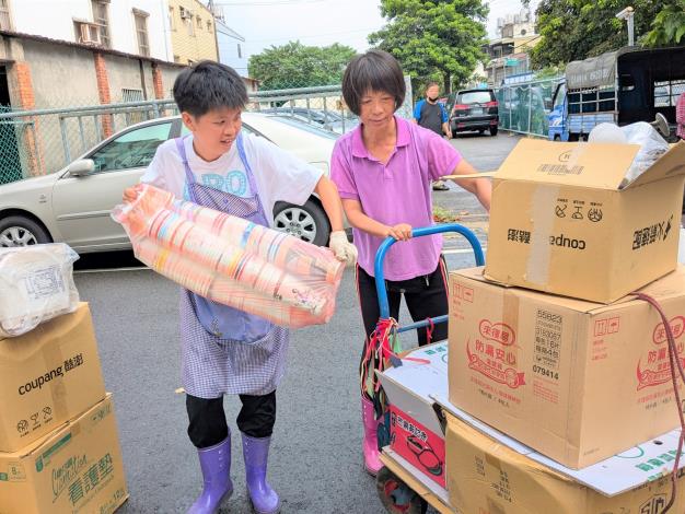 中秋佳節愛心爆棚  桃環保局與企業聯手關懷資收個體戶